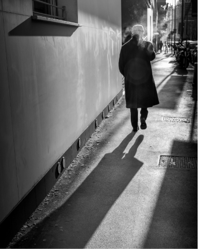 Image homme dans une rue avec ombre, photo en noir et blanc noir et blanc